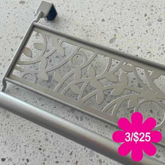 🌸3/$25 Over cabinet towel holder | 8.5” L - Picture 1 of 10